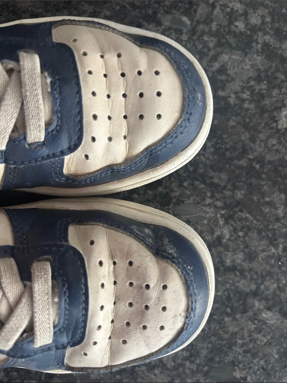 Nike Kids Navy, White and Yellow Low-Top Sneakers 11.5c